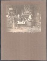 cca 1910-1920 Nagypolgári házaspár rendkívül elegáns berendezésű lakásban (cserépkályhával, festményekkel, műtárgyakkal), fotó, nagyméretű kartonra ragasztva, 16,5x21,5 cm (karton: 36,5x28 cm)