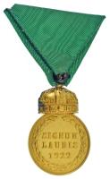 1922. "Magyar Koronás Bronzérem" aranyozott bronz kitüntetés eredeti zöld mellszalaggal, p...