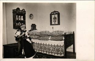 Kalotaszeg, Tara Calatei; Kalotaszegi népviselet, ágyas szoba, erdélyi folklór / Transylvanian folklore