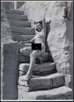 cca 1968 Lépcsőn napozó aktmodell, szolidan erotikus felvétel, 1 db modern nagyítás, jelzés nélkül, 21x15 cm