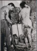 cca 1968 Ludwig Hoffenreich (1902-1975) bécsi performansz képzőművész felvétele (Aktmodell a festővászon előtt), 1 db modern nagyítás, jelzés nélkül, 1 db modern nagyítás, jelzés nélkül, 21x15 cm