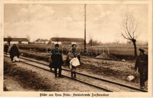 Russian Poland, Russisch Polen; Heimkehrende Dorfbewohner / villagers returning home
