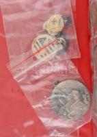 42db-os vegyes tétel kisalakú műbőr berakóban, közte Ausztria 1858A 5/10kr Cu + 1858E 1kr Cu + 1859E...