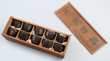 10 darabos "Anbaxian" kókusz szakés csésze szett ezüst (Ag) betétekkel. Kína, Csing-dinasztia, cca 19. sz., ezüst betétekben kínai fémjellel, fa dobozban, 1-1 sérüléssel, d: 4 cm /// Set of 10 'Anbaxian' coconut sake cups with silver (Ag) inlays. China, Qing Dynasty, circa 19th century, with Chinese metal marks on the silver inlays, in a wooden box, each with one damage, diameter: 4 cm.