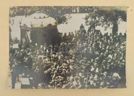 1896 Az Ezredéves Országos Kiállítás (Millenniumi kiállítás) ünnepségeinek részlete, fotó kartonra kasírozva, későbbi (cca 1920) előhívás, a kartonon, a fotó mögötti részén a kiállítás egy promóciós címkéjének másolatával, a felületén sérüléssel, 18x25 cm, karton 27x40 cm