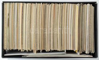 Kb. 800 db MODERN motívum képeslap cipősdobozban, közte: főleg üdvözlőlap, művészlapok, reklám / Cca. 800 modern motive postcards in a shoe box, with mainly greetings, art postcards and advertisement cards