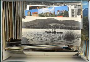 Kb. 800 db MODERN külföldi város képeslap nagy méretű cipősdobozban, vegyes minőségben / Cca. 800 modern foreign town postcards in a big shoe box, in mixed quality