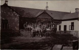1909 Abony, kúria, villa, lovaskocsin házaspár kutyákkal. A képeslap feladója: Györe János református főiskolai tanár, iskolaigazgató. photo (felületi sérülés / surface damage)