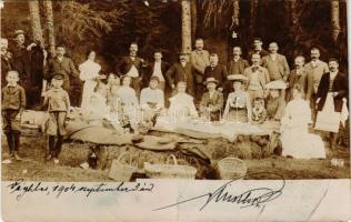 1904 Végles, Véghles, Véglesváralja, Podvígles, Víglas; társaság szabadtéri pikniken / outdoor picnic. photo (kis szakadás / small tear)