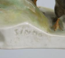 Zsolnay Baromfiudvar. Terv.: Sinkó András. Jelzett, kézzel festett, kis kopással, m: 18,5 cm