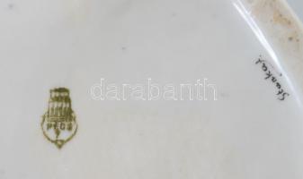 Zsolnay Baromfiudvar. Terv.: Sinkó András. Jelzett, kézzel festett, kis kopással, m: 18,5 cm