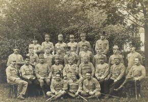 1915 Fassungstation des 3. AEK Feldpost katonai tablókép, hátoldalán feliratozva. Kartonon. Teljes m...