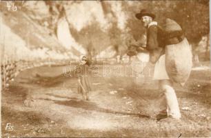 Erdélyi férfi és gyerek népviseletben / Transylvanian folklore. photo (vágott / cut)