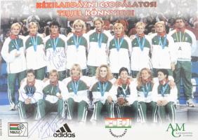 Magyar válogatott kézilabdázók aláírásai (Kökény Beatrix, Farkas Ági, Pádár Tímea) az olimpiai ezüstérmes Magyar Női Kézilabda válogatottat ábrázoló képeslapon