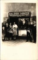 1941 Ismeretlen település, Balogh János mészáros és hentes mester üzlete, előtte a család és alkalmazottak. photo (EK)