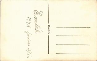 1941 Ismeretlen település, Balogh János mészáros és hentes mester üzlete, előtte a család és alkalma...