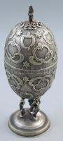 Ezüst (Ag) szukkoti etrogtartó. Orosz, 1891, 84 zolotnik, talapzaton három nőalak által tartott tojás, tetején Mózest figuráló fogóval benne belső zárófedélen a kőtáblák és Mózes ábrázolásával. Jelzett, m: 27,5 cm, 653g  Silver (Ag) Sukkot etrog holder. Russian, 1891, 84 zolotniks, egg held by three female figures on pedestal, with a tong depicting Moses on top, and an inner lid depicting the stone tablets and Moses. Marked, h: 27.5 cm, 653g
