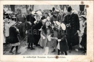 Bolzano, Bozen (Südtirol); Az uralkodópár Bozenben, gyermekek hódolata, képeslapfüzetből / Charles IV and Zita of Austria in Bolzano, from postcard booklet (ázott sarok / wet corner)