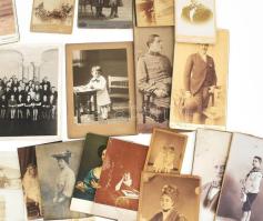 cca 1880-1945 Vegyes fotó tétel: Egyiptomi utazás képei, keményhátú fotók (közte katonaportré), port...