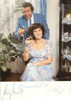 [Fotó] Záray Márta (1926-2001) és Vámosi János (1925-1997) táncdalénekes dedikációja az őket ábrázoló képeslapon, hátoldalán a Malév-dal szövegével [1985 körül]. [Budapest, 1985 körül]. [Nyomda nélkül.] Színes képeslap, mérete: 145x105 mm. Dedikált: "Szeretettel Záray Márta, Vámosi János." Hátoldalán kevésbé ismert slágerük, a MALÉV-dalnak szövege. Jó állapotú lap, alul apró gyűrődésnyommal.