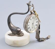 Verge fusee szerkezetes kulcsos zsebóra. Ezüst (Ag), működő, jó állapotban d: 48 mm HOzzá tartozó niellós ezüst óralánc, kaboson rubin ékítéssel. Hozzá: ezüstözött fém halas zsebóra tartó /  Verge fusee mechanism key wound pocket watch. Silver (Ag), working, good condition d: 48 mm Comes with a niello silver watch chain, cabochon with ruby ??embellishment.