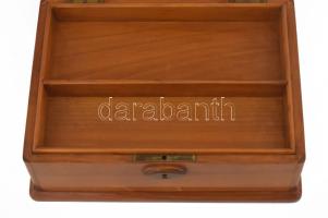 Ékszeres doboz, belső rekesszel, kulccsal, fedelén intarziás díszítéssel, szerkezete nem működik, ka...