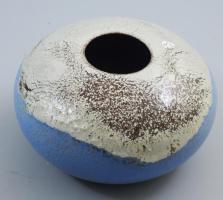 Kondor Éva (1938-): Lapított gömbváza. Mázas kerámia, jelzett, hibátlan, d: 11,5 cm, m: 7 cm