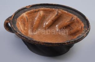 Kuglófsütő. Dunántúl, 19. sz. vége, kis sérüléssel, d: 23 cm