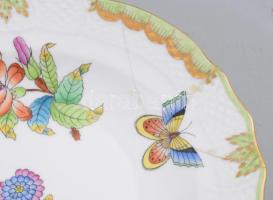 2 db Herendi Viktória mintás süteményes tányér. Kézzel festett, jelzett, egyik ragasztott d: 18,5 cm...