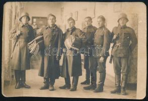 cca 1920-1930 Katonák egy üres körletben, fotó, 8×11 cm