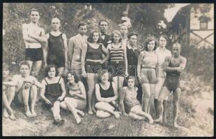 cca 1920-1930 Fürdőzők csoportképe, fotólap, 9×14 cm