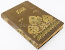 Költők albuma. (Nagyméretű szecessziós díszalbum.) Jelenkori magyar költők verseiből. Összeállította: Radó Antal. Harmadik, módosított és bővített kiadás. Harminczöt magyar festőművész képeivel. Bp.,[1898.], Lampel R. (Wodianer és Fiai), 1 t. + 8+278+2 p.+27 t. Gazdag képanyaggal illusztrált, közte Márk Lajos, Ferenczy Károly, Magyar Mannheimer Gusztáv, Körösfői Kriesch Aladár, Csók István, Iványi Grünwald Béla, Fényes Adolf és mások munkáinak reprodukcióival, szecessziós könyvdíszekkel illusztrált. Benne neves magyar költők verseivel, közte Szász Károly, Ignotus, Reviczky Gyula, Heltai Jenő, Vajda János, Gyulai Pál és mások verseivel. Aranyozott kiadói szecessziós egészvászon-kötésben, kopott borítóval, kissé foxingos lapokkal, egykorú ajándékozási sorokkal, de ezeket leszámítva jó állapotban.