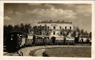 Nezsider, Neusiedl am See; Kleinbahn / kisvasút a szálloda előtt, benzin-mechanikus mozdony / hotel, narrow-gauge railway, petrol-mechanical locomotive (EK)