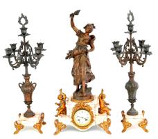 Kandallóóra kandeláber párral. Francia, cca 1900, márvány, spiáter, bronz, órán puttó figurákkal, porcelán számlap, előtte fazettált üveg. Az aratónő szobra Auguste Moreau (1834-1917) munkája után készült. Felesütős szerkezet, kulccsal. Öt gyertyacsészés kandeláberpár. Néhol kopott felületekkel, kandeláber egyik karja sérült, m: 63 cm /// KIZÁRÓLAG SZEMÉLYES ÁTVÉTEL, NEM POSTÁZZUK / ONLY PERSONAL COLLECTION IN OUR OFFICE!