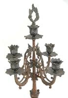 Kandallóóra kandeláber párral. Francia, cca 1900, márvány, spiáter, bronz, órán puttó figurákkal, po...