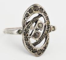 Ezüst(Ag) markazitos gyűrű, jelzés nélkül, méret: 55, bruttó: 2,7 g
