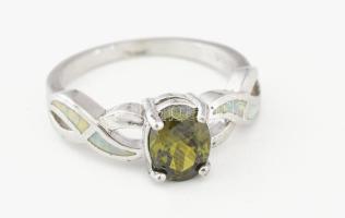 Ezüst(Ag) gyűrű zöld kővel, jelzett, méret: 54, bruttó: 3,2 g