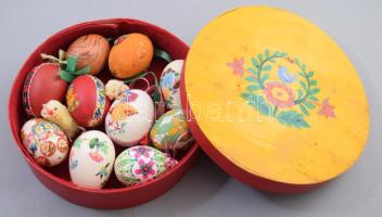 Egy doboznyi húsvéti tojás, kézzel festett fa dobozban