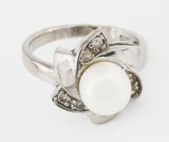 Ezüst(Ag) gyűrű gyönggyel és kövekkel, jelzett, méret: 52, bruttó: 3,7 g