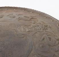 Husqvarna öntöttvas dísz pajzs. Plasztikus harci jelenettel. cca 1900. 43x62 cm / Husqvarna cast iro...