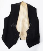 Teljes garnitúra frakk mellénnyel, pincs keménykalappal, jó állapotban. Kalap Jäger J. Pécs, Hückel ...