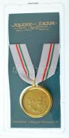 ~2010. "A legjobb nagymamának" kétoldalas, aranyozott fém emlékérem szalagon, eredeti Pénzverős csomagolásban (36mm) T:PP