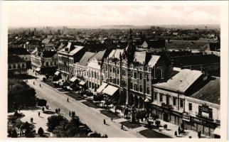 Szatmárnémeti, Szatmár, Satu Mare; Horthy Miklós tér, Victoria Biztosító, üzletek/ square, insurance company., shops. Weinstock 5853.