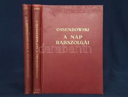 Ossendowski, [Ferdynand Antoni]: A nap rabszolgái. Kutatóutam a legsötétebb Afrikában. Fordította Révay József. I-II. kötet. [Teljes.] Budapest, [1931]. Franklin-Társulat (ny.) 168 p.; 198 + [2] p. Első magyar kiadás. Ferdynand Ossendowski (1876-1945) lengyel geológus, antropológus, földrajzi író, a cári Oroszország börtönviszonyainak, illetve a bolsevik forradalomnak szemtanúja, átélője, szakértője és megörökítője. Nemzetközi hírnevét orosz és szovjet témájú köteteinek köszönheti, melyeket a világ számos nyelvére lefordítottak. A híressé vált szerző a két világháború között számos felfedezőutat tett. Kötetünk a szerző 1926. évi, a Guineai-öböl környékén tett, nyugat-afrikai expedíciójáról való beszámoló, amely emlékezetes képet fest a rabszolgatartást elvileg korlátozó francia uralom, a törzsi kultúra és a modern civilizáció összeütközéseiről. Az úti rajz lengyel eredetije 1928-ban jelent meg. [Modern utazók és felfedezők könyvtára.] Vuray 608. Egységes, aranyozott kiadói egészvászon kötésben. Jó példány.