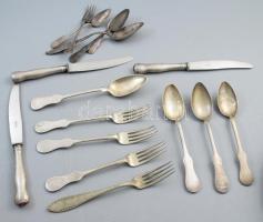 16 darab ezüst (Ag) és ezüst (Ag) nyelű evőeszköz, jelzett, nettó 650g + 3 darab ezüstnyelű kés, jelzett, horpadásokkal.