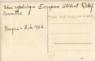 1922 Praha, Prague, Prága - Európai Diák Segélyezési Bizottság tanácsa, cipőjavítás / European Stude...