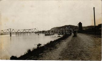 Dunaföldvár, hajóállomás, háttérben a Beszédes József híd, gőzhajó, őrtorony. photo (fl)
