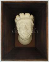 Wawel fej másolat. Gipsz, fa tartóban, kis kopással, 20x15,5 cm /// A Wawel fejek reneszánsz fafejszobrok, amelyek a krakkói Wawel királyi kastély képviselőházának mennyezetét díszítik.