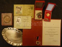 Urhegyi Jenő és felesége hagyatékából, benne Sztálin Vasmű emlékérem, kiváló dolgozó jelvények, bányászati szolgálati érdemérem bronz fokozata, katonakönyv, útlevél, kis ezüsttálca hátoldali vésettel, adományozó papírok, újságcikk, érdemérem igazolás Fock Jenő aláírásával
