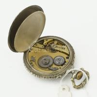 Ezüstözött zsebóra, a tokon tornászok ábrázolásával, számlapon repedéssel, nem működik, d: 5,5 cm